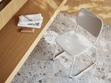 Normo to nowe krzesło do pracy i spotkań. Za kolekcją stoi Maja Ganszyniec, pracująca w duchu odpowiedzialnego projektowania: – Dla nowego krzesła wybraliśmy nazwę „Normo” bo to nowe normy projektowania i wytwarzania mebli w Profim – mówi o projekcie. 